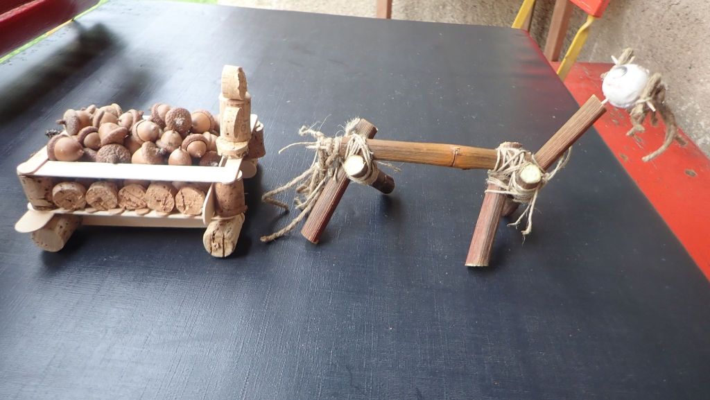 Práce se dřevem, provázkem, korkem

